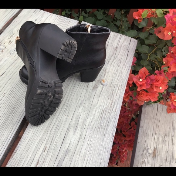 Lady Paulina Black Booties - Picture 8 of 10